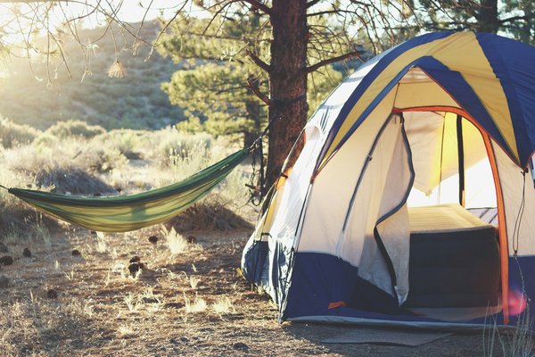 Quels sont les équipements de sécurité essentiels pour un camping en région montagneuse?